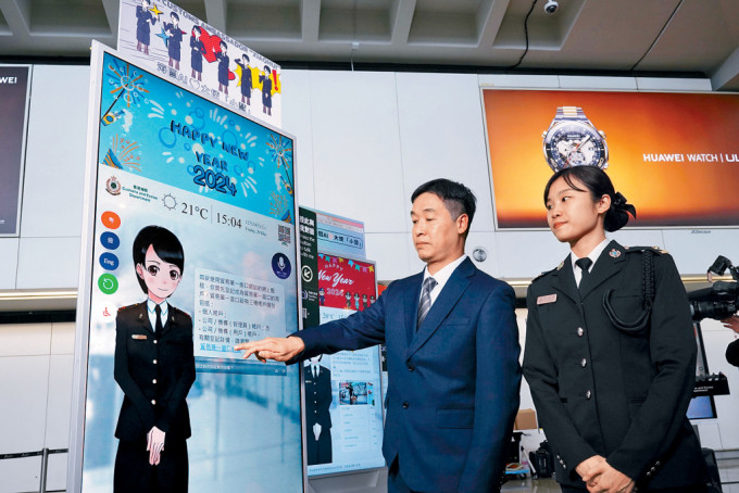 海關資訊科技科資訊系統發展組助理參事吳偉明(左)示範操作「虛擬服務大使」。