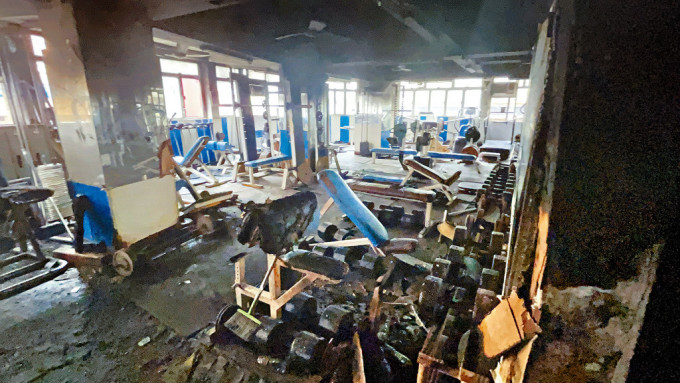 华丰大厦火场昨日解封，位于一楼健身中心墙身熏黑，不少器材烧毁。
