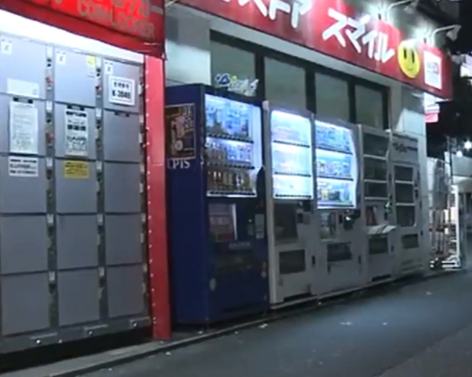 日本东京一名女子向警方自首，称4、5年前将婴尸放投币储物柜。截图