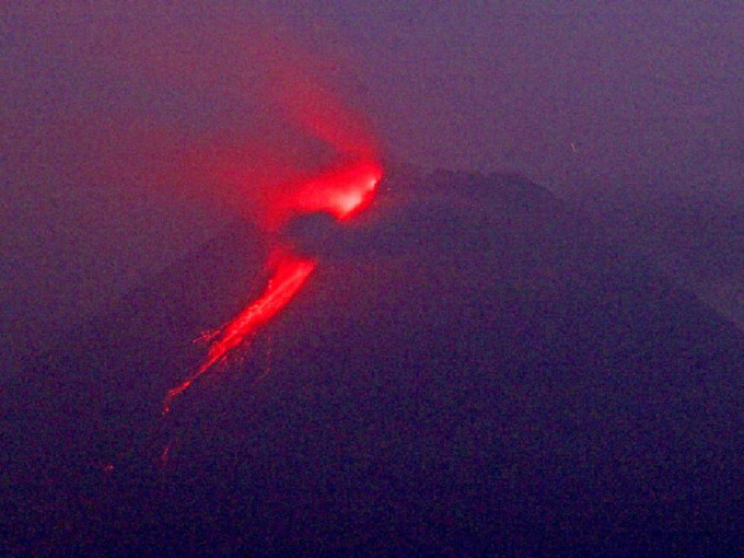 印尼默拉皮火山自周日起持續噴發。AP圖片
