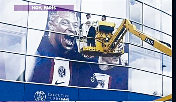 有傳媒拍到PSG球場外的麥巴比海報，已於近日拆除。