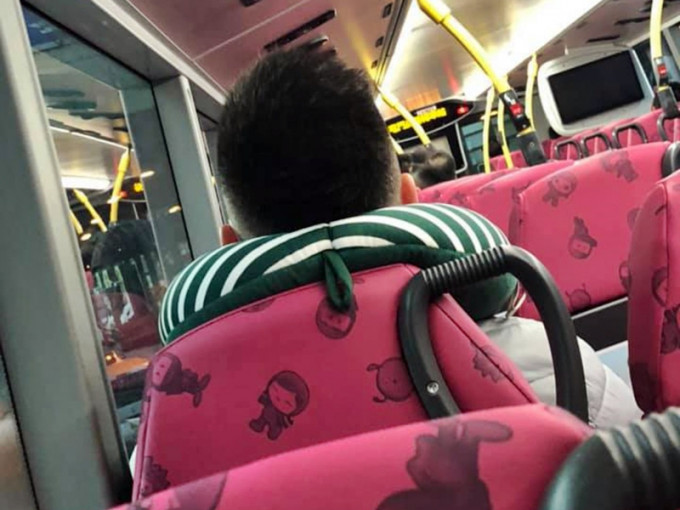 有人近日被拍到，带同颈枕搭行驶屯门公路的巴士。「屯门公路塞车关注组」FB图片