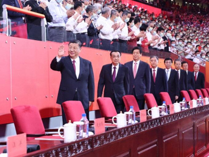 中共總書記習近平等領導人出席晚會。新華社圖片