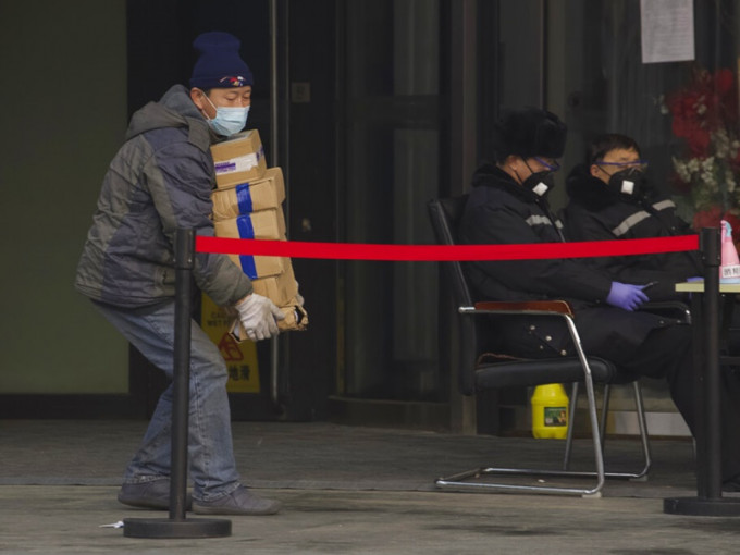 男子武汉返回湖南，吃宵夜「1传8」连锁传染17人。AP