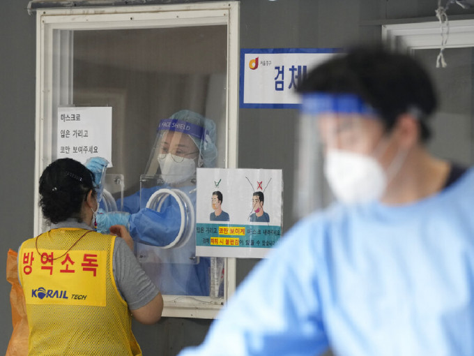 专家估计南韩的染疫人数下周会再创新高。 （美联社）