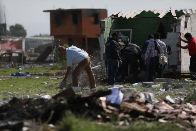 墨西哥煙花工廠發生爆炸，現場一片狼藉，工作人員在搜索。AP