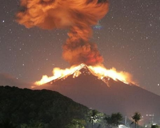 阿貢火山再度噴發。網圖