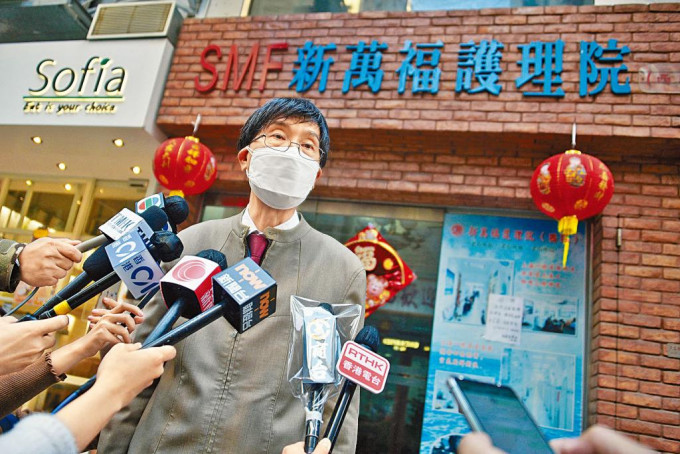 政府專家顧問袁國勇表示，應盡快讓私家醫護到院舍為長者打針。