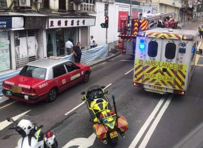 伤者由救护车送院治理。 香港交通突发报料区FB/网民Anndee Cheung‎图