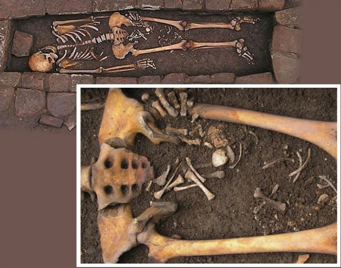 考古團隊早前在意大利發現一對母子骸骨，嬰孩的骸骨正好在母親雙腿之間。研究人員相信是孕婦被下葬後「誕下」嬰孩。
