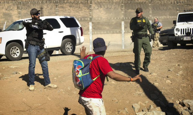 美國邊境巡邏辦公室公布，暫時關閉聖迭戈通往蒂華納的陸路口岸。墨西哥表示，會將約五百名企圖以暴力方式非法進入美國的移民遞解出境，並已控制示威局面，暫時不會派兵到邊境。(網圖)