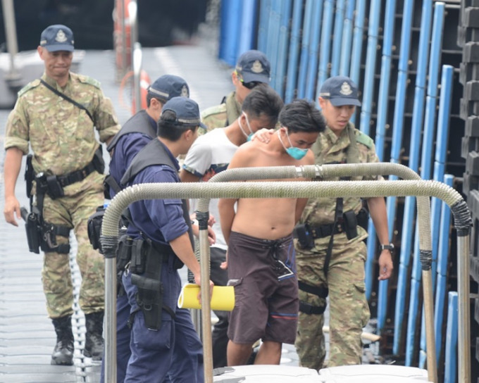7非法入境者被带返西贡对面海水警基地扣查。欧阳伟光摄