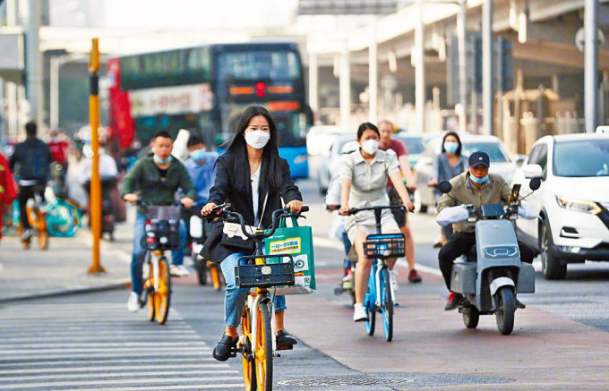 不少北京市民昨天選擇騎單車上班。