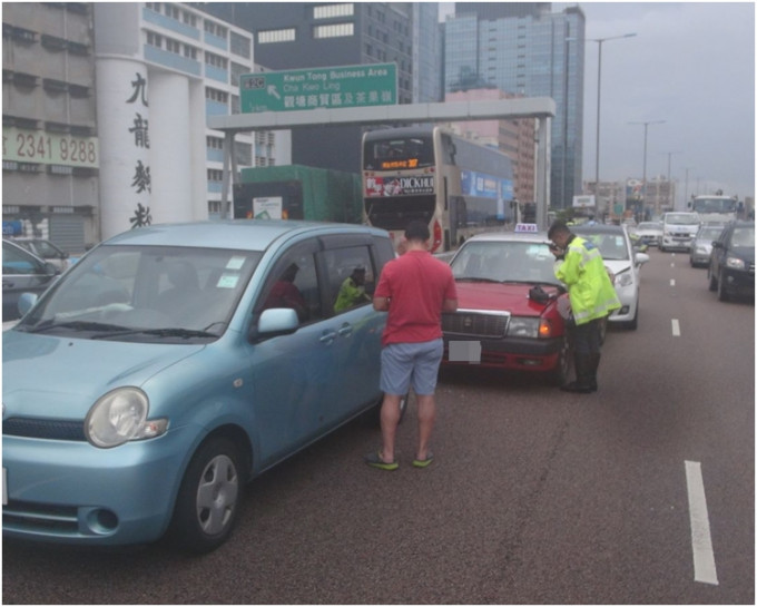 肇事3車包括兩輛私家車和一輛的士。