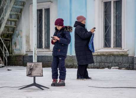 烏克蘭頓涅茨克地區的居民正在使用星鏈終端服務。路透社