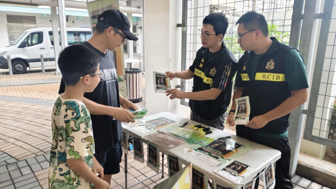 海关人员向居民宣传反私烟信息。政府新闻处