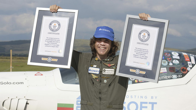 比利時17歲少年創獨駕飛機環球最年輕紀錄。AP