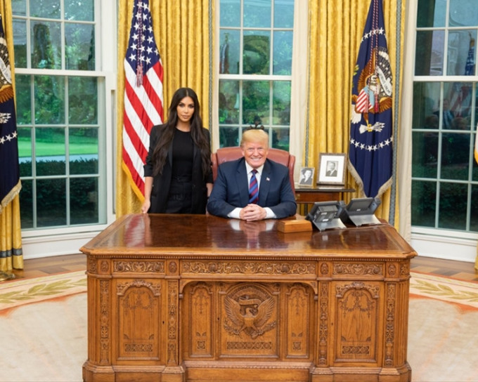 特朗普在Twitter分享了一幅兩人在圓橢形辦公室內的合照。特朗普Twitter圖片