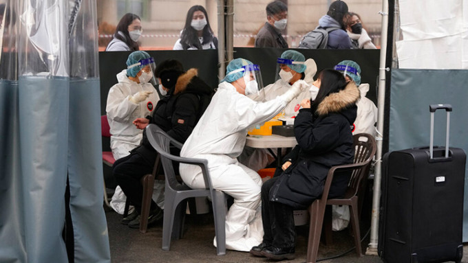 南韓每日新增確診個案屢創新高。AP圖片