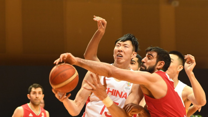 國家男籃來港出戰FIBA男子籃球世界盃亞大區外圍賽，讓港人一睹如周琦（左）等國手風采。吳家祺攝