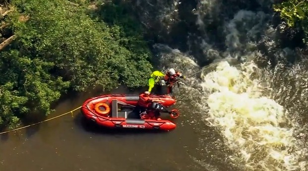 救援人員在河中搜索。網上圖片