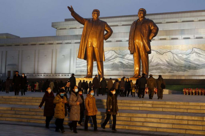 平壤昨晚有大批民众到万寿台，金正日及其父亲金日成的雕像前献花悼念。AP图片