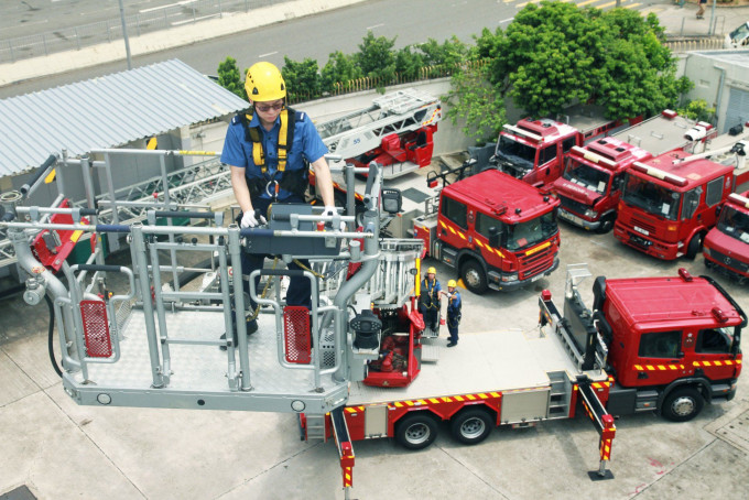 消防員(工程)招募，截止日期為九月十七日。