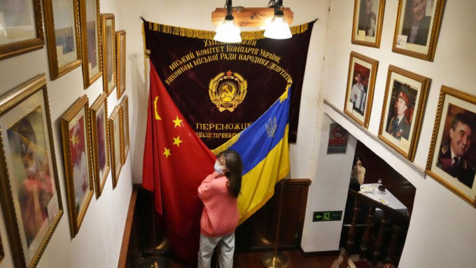 中國駐烏克蘭使館再提醒在當地的中國公民，不要隨意亮明身份及展示具有識別性的標識。AP圖片