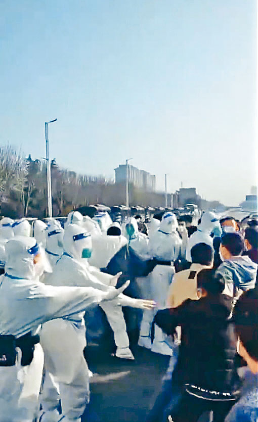鄭州富士康員工日前與警察衝突。