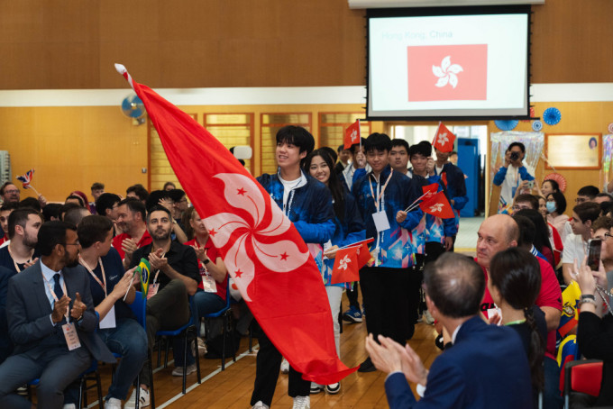 香港隊揮動區旗進場