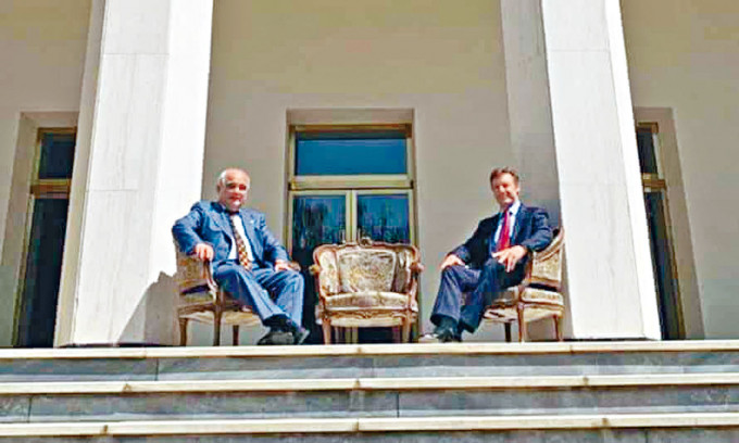 ■英大使謝克利夫（右）與俄大使賈加良，坐在英國駐德黑蘭大使館門廊合照。
