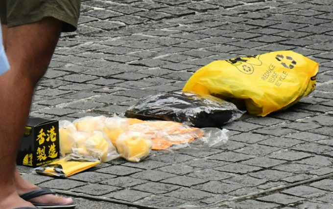 被截查的年轻人袋中，有多个黄色口罩及黄色胶袋。