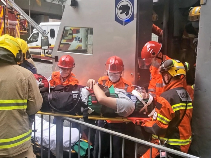 解款员颈部受伤，由救护车送院治理。