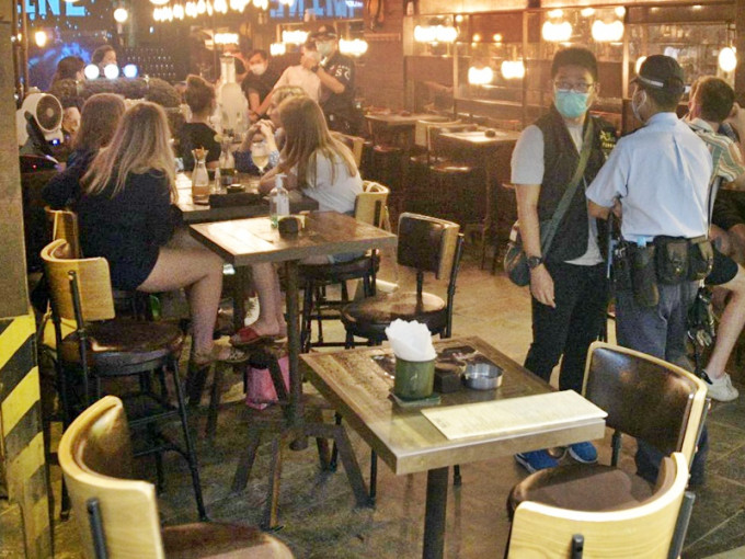政府放宽防疫措施允许酒吧重开，但限制不得有多于2人同坐一桌。资料图片