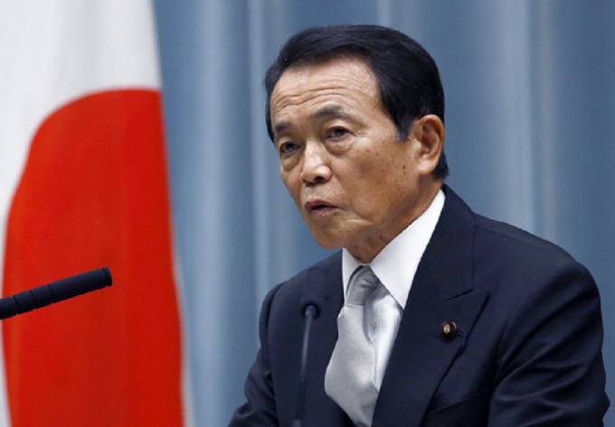 麻生太郎表示，不太担忧股市下跌。AP图片