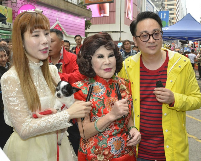 艾美琦、夏蕙姨、杨峰在闹市派利是。