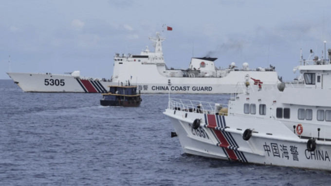 中国海警早前亦曾拦阻菲律宾船只向仁爱礁「坐滩」军舰运送筑物资。