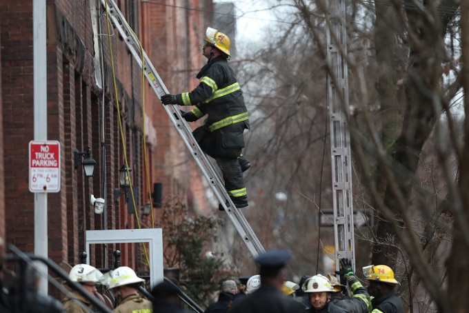 起火的為3層高排屋，消防到場撲救。AP圖片