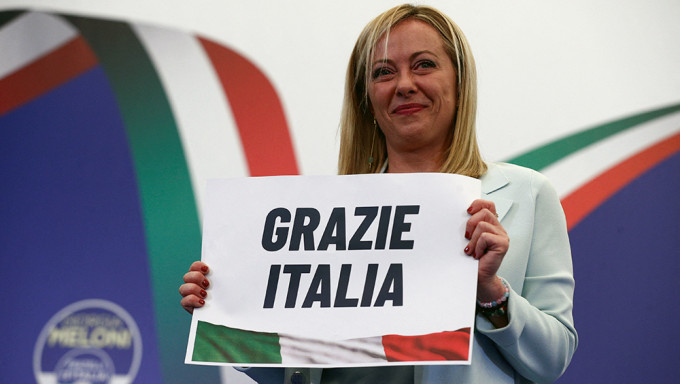 意大利大选右翼联盟宣布胜出，梅洛尼成首位女总理。路透