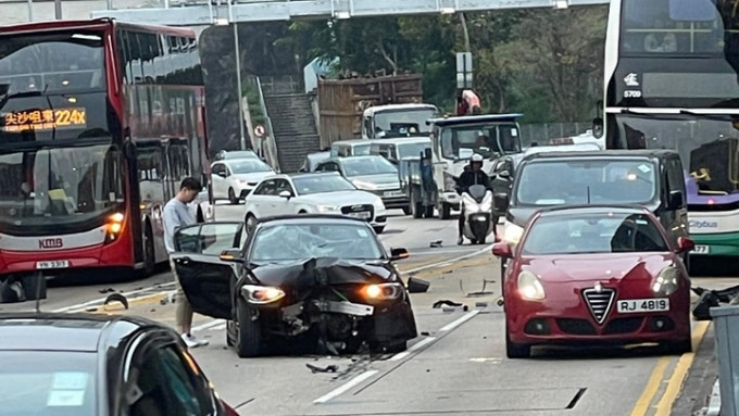 私家車失事撞毀燈柱。fb車cam L（香港群組）圖片