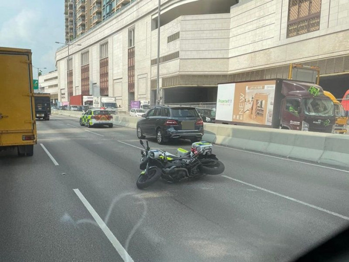 警察电单车意外后横卧在路中。图：马路的事 (即时交通资讯台) 网民Bosco Chu
