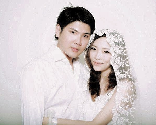 傅珮嘉貼出與丈夫周思甫10年前唯一的一張結婚照。　傅珮嘉IG