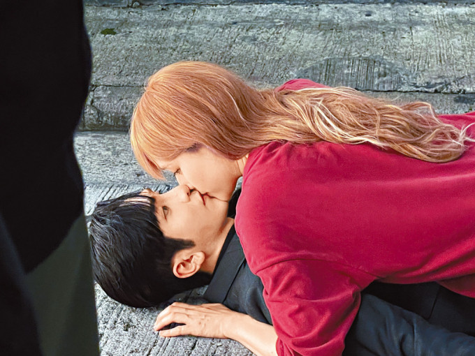 被陈汉娜压在身上的AL，送上他剧中的初吻。