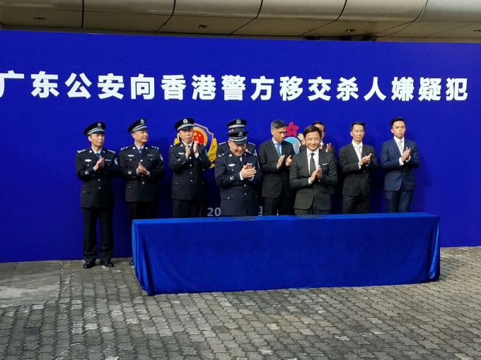 香港警方在落馬洲口岸接收由廣東省公安廳移交的疑犯。張琦攝