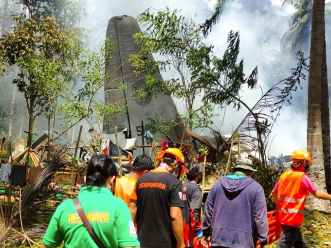 菲律宾一架军机在南部坠毁。AP图片