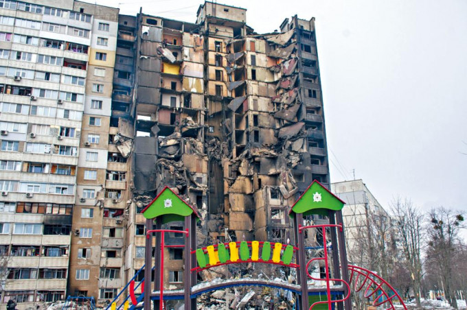 在乌克兰第二大城哈尔科夫，一座住宅大厦遭到炮击。  