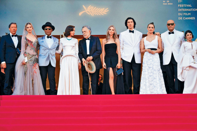 哥普拉（左五）撑拐杖出席新作首映，主角阿当戴华（右四）等亮相红地毯。