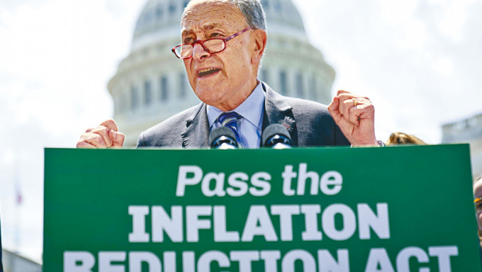 参议院多数党民主党领袖舒默上周四就《降通胀法案》举行记者会。