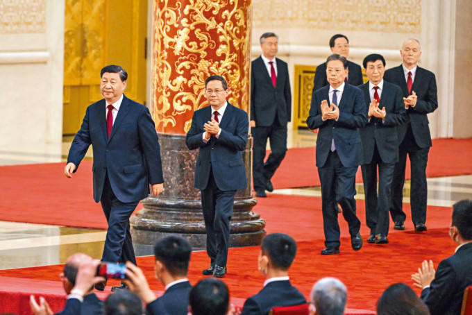 中共中央总书记习近平带领新一届政治局常委见记者。左二起：李强、赵乐际、王沪宁、蔡奇、丁薛祥、李希。