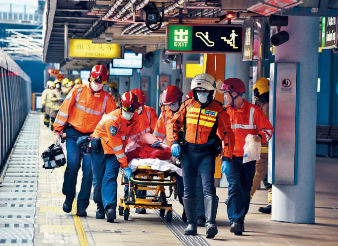 救援人员将堕轨陷昏迷的女事主送往广华医院抢救，惜告不治。